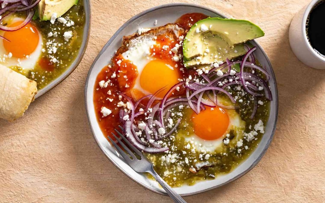Huevos Divorciados con Chipotle y Toreada​