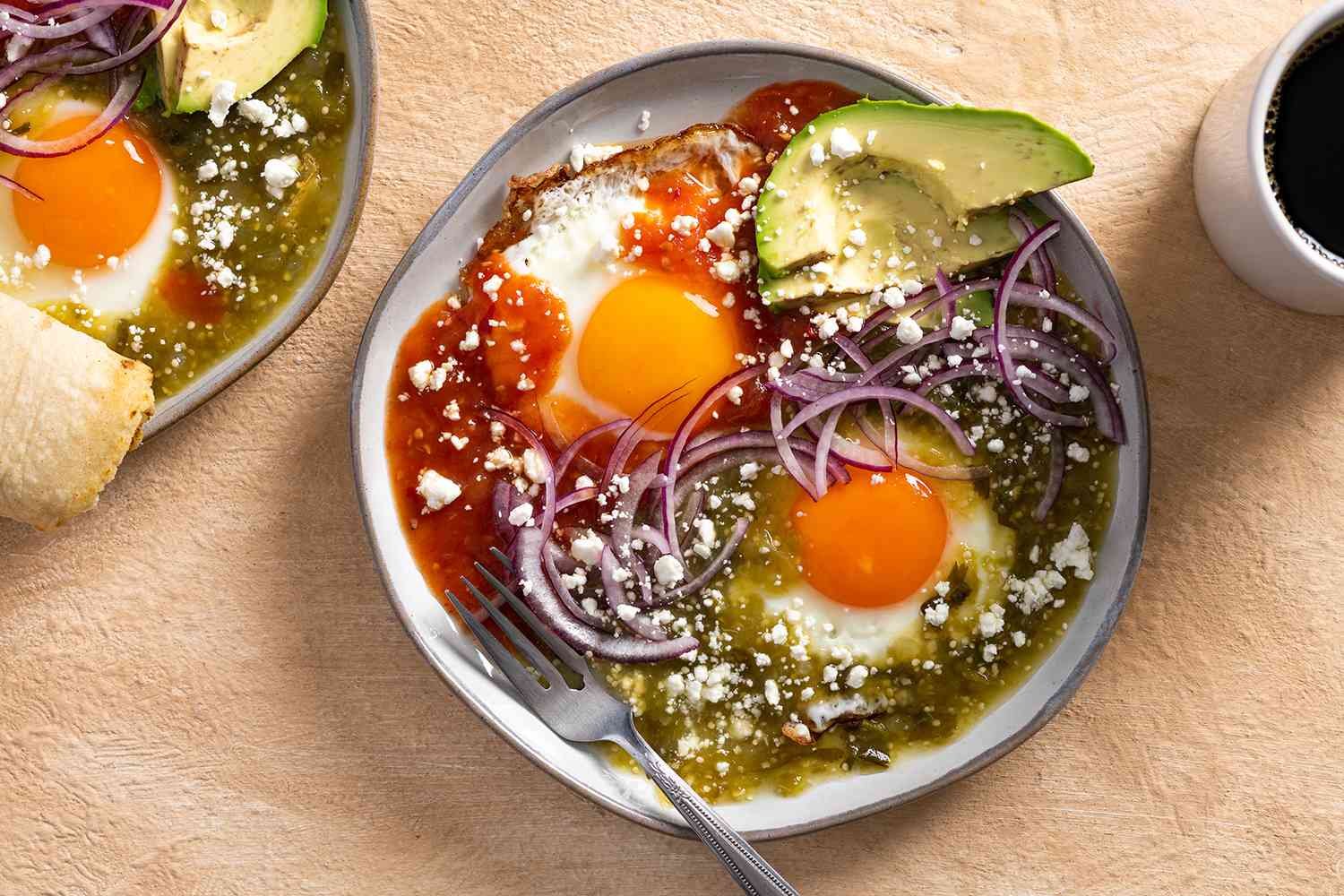 Huevos Divorciados con Chipotle y Toreada​