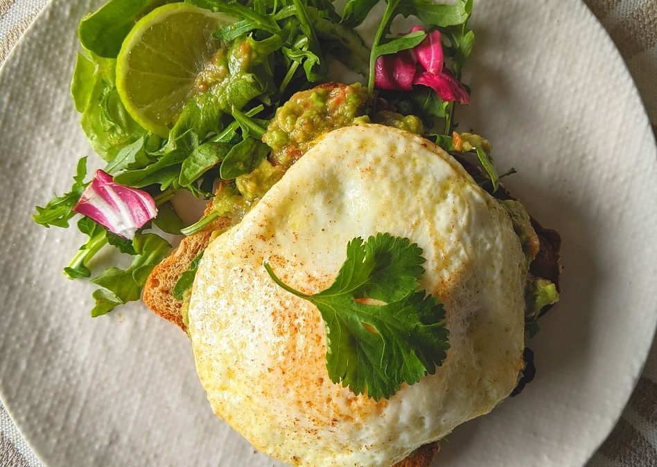 Tosta de Aguacate y Huevo al Caribe​